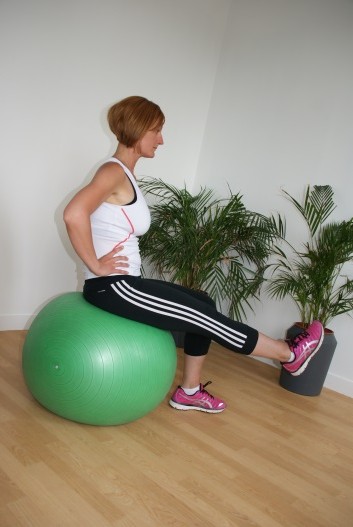 Exercice de gainage au ballon de gym (variante)