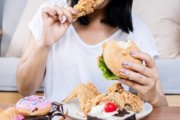 La boulimie, véritable crise de perte de contrôle de l’alimentation.