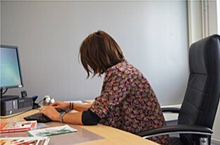 Mauvaise posture au bureau : dos et nuque courbés