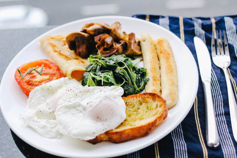 Le petit déjeuner salé type breakfast anglais estil sportif