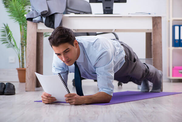 QVT et activités physiques : travailler son gainage au bureau